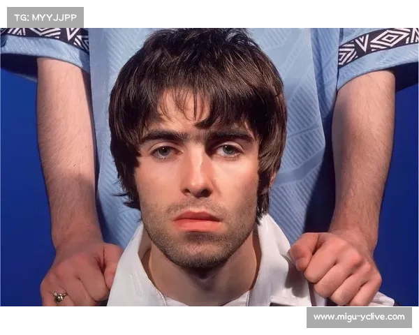 摇滚传奇利亚姆加拉格尔与拳王里奇哈顿告别时的最后一吻