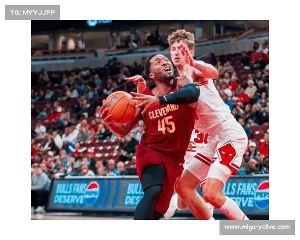 活塞与骑士半场封盖失误犯规频繁交织 激烈对抗上演